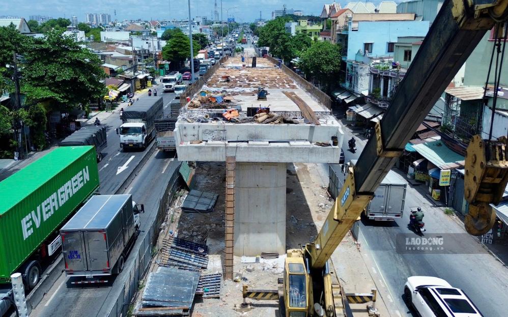 Mặt bằng thi công hạn chế khiến tiến độ dự án bị ảnh hưởng.  Ảnh: Minh Quân