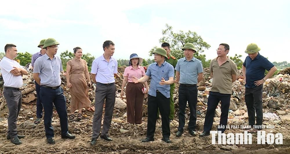 Phó Chủ tịch UBND tỉnh Thanh Hóa Cao Văn Cường chỉ đạo xử lý dứt điểm bãi rác Trung Sơn. Ảnh: BTH 1000035587.jpg