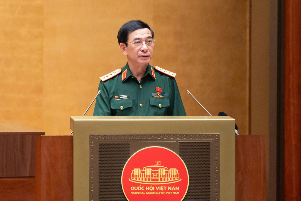 Đại tướng Phan Văn Giang, Ủy viên Bộ Chính trị, Phó Thủ tướng Chính phủ, Bộ trưởng Bộ Quốc phòng, trình bày Tờ trình về dự án Luật sửa đổi, bổ sung một số điều của 9 luật về quân sự, quốc phòng. Ảnh QH. 51.jpg