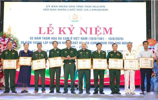 Khen thưởng các tập thể có thành tích xuất sắc trong công tác Hội và phong trào. Ảnh: Thu Hương. tn.jpg
