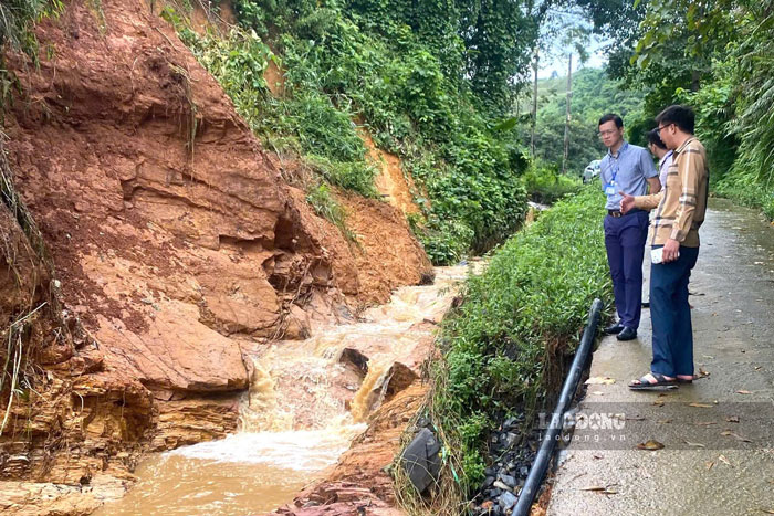 Chính quyền xã Cốc San kiểm tra các điểm sạt lở để triển khai phương án khắc phục. Ảnh: Vân Anh