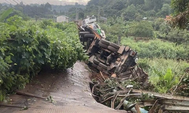 Xe tải cẩu làm sập cầu Đắk Lung rồi rơi xuống sông