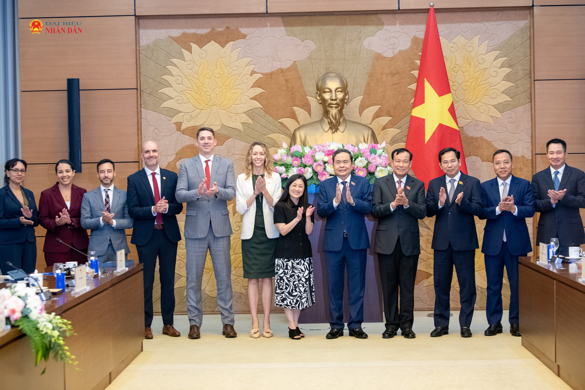 Chủ tịch Quốc hội Trần Thanh Mẫn và các đại biểu chụp ảnh lưu niệm.