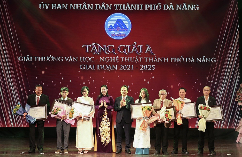 Lãnh đạo thành phố Đà Nẵng trao Giải thưởng Văn học - Nghệ thuật thành phố cho các tác phẩm, công trình, vai diễn xuất sắc giai đoạn 2021-2025. Ảnh: danang.gov.vn 1dn1.jpg