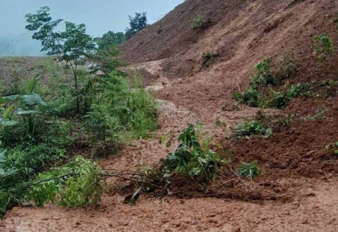 Mưa lớn gây sạt lở, nhiều hộ dân phải di dời khẩn cấp