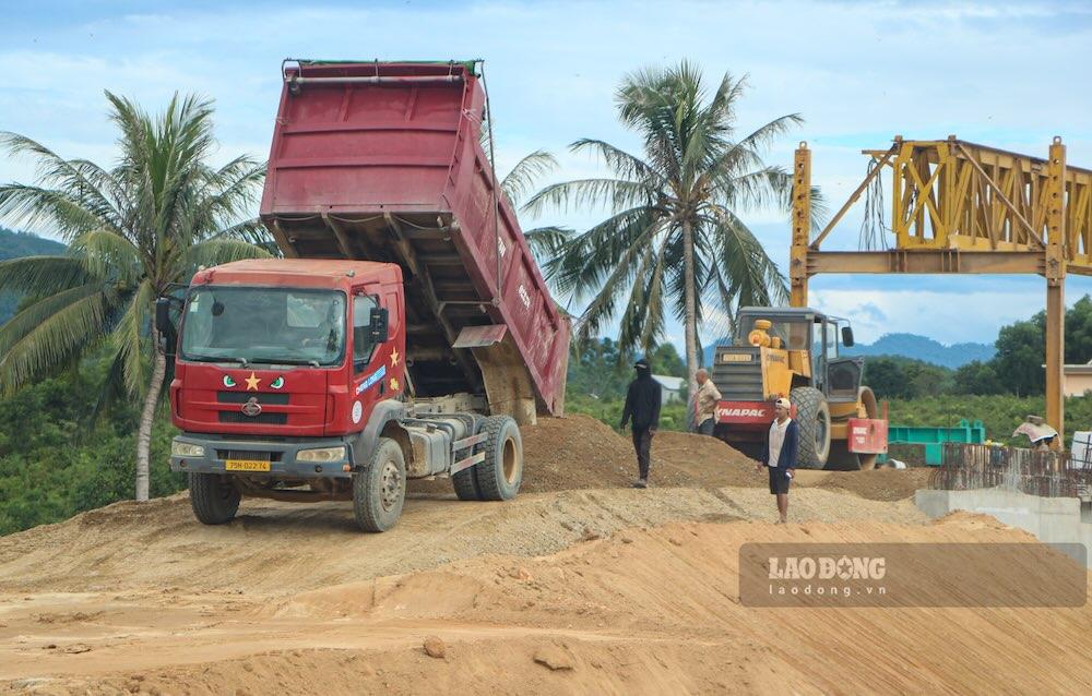Xe tải liên tục vận chuyển vật liệu đến công trường.