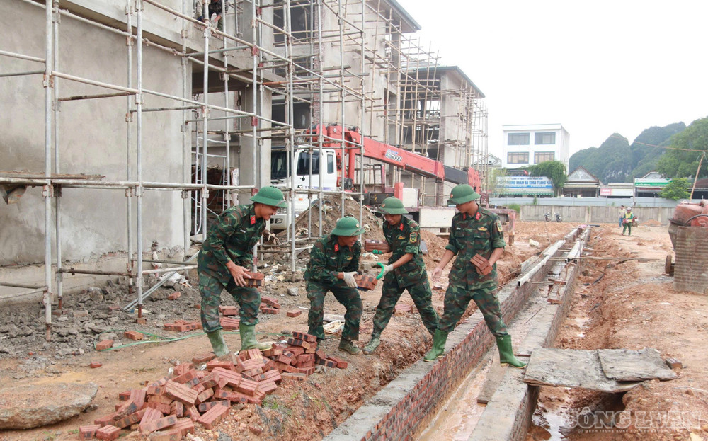 Các chiến sĩ bộ đội biên phòng làm thợ xây trên công trường. Ảnh: Kim Long clo_br_2.jpg
