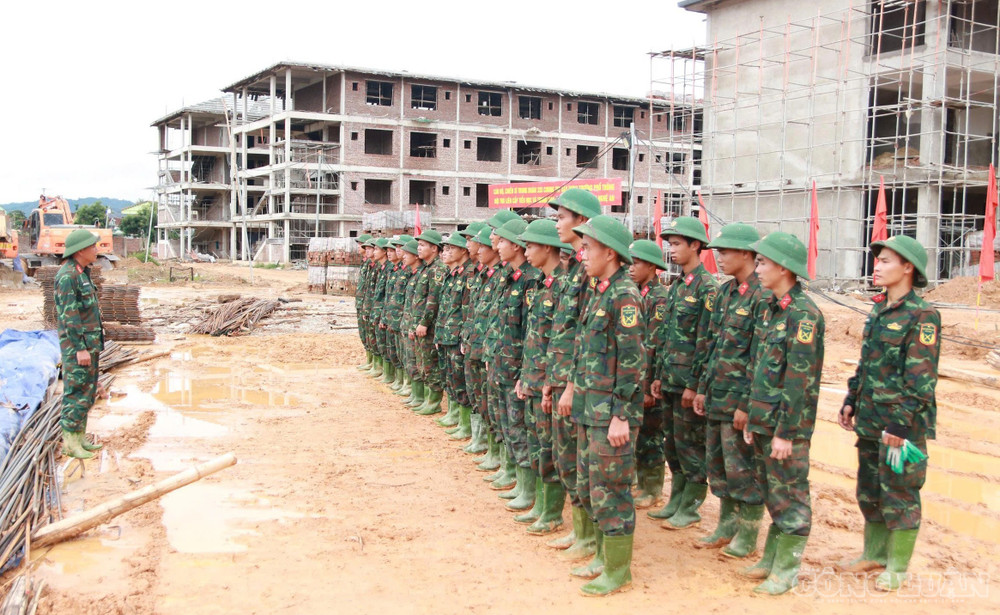 Cán bộ, chiến sĩ Trung đoàn 335, Sư đoàn 324 (Quân khu 4) tại công trường Trường nội trú liên cấp Tiểu học và THCS xã Anh Sơn. Ảnh: Kim Long clo_br_4.jpg