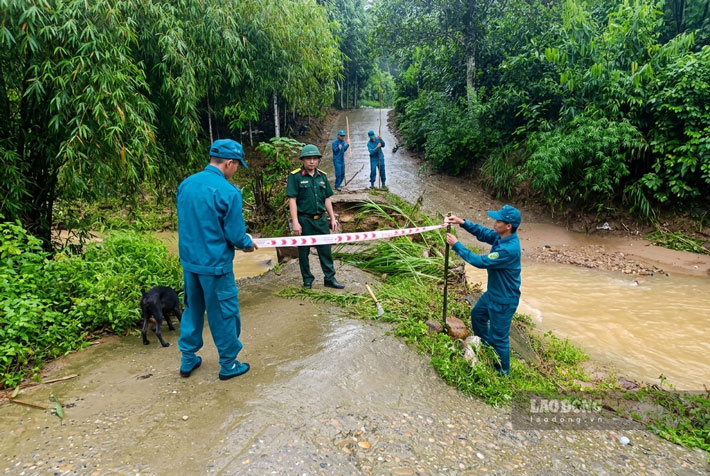 Lực lượng tại chỗ căng dây cảnh báo tại các ngầm và không cho người, phương tiện đi qua mỗi đợt lũ đầu nguồn. Ảnh: Thanh Hùng