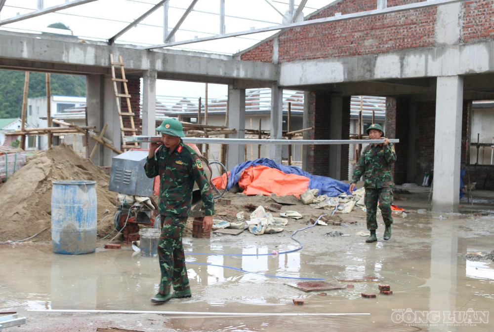 Bất kể thời tiết nắng, hay mưa, những người lính vẫn có mặt đầy đủ tại công trường để hỗ trợ thi công. Ảnh: Kim Long clo_br_5.jpg