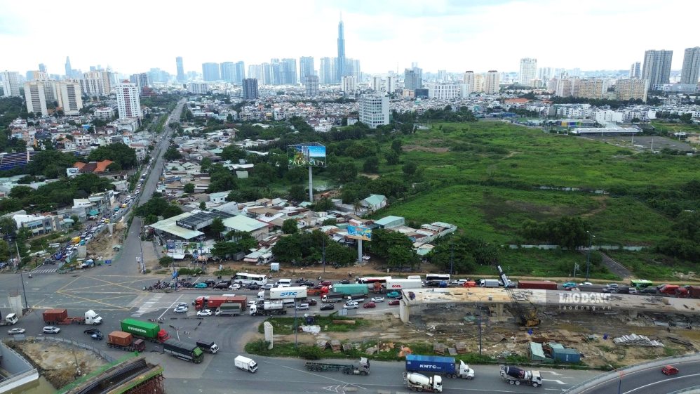 Khu vực hơn 2,2 ha mặt bằng trên đường Lương Định Của khiến nút giao An Phú chậm tiến độ. Ảnh: Anh Tú