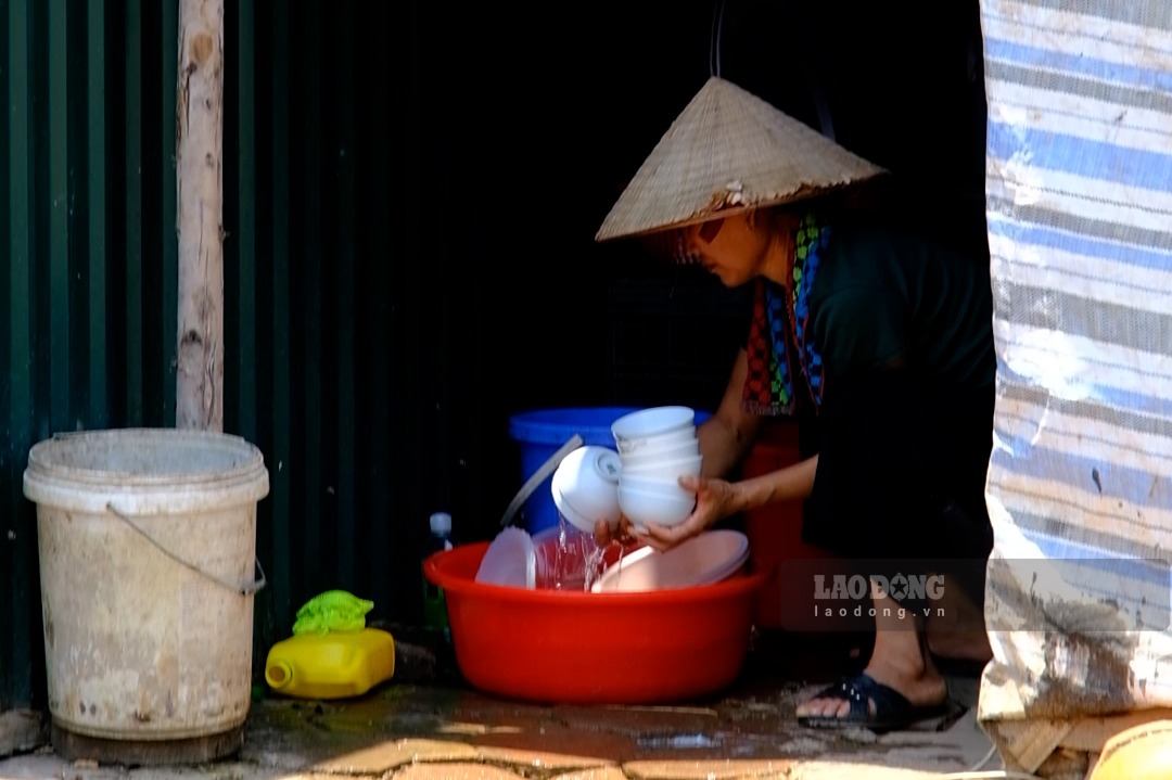 Bà Nguyễn Thị Tình nghỉ ngơi tại lều lán tạm sau những giờ làm việc dưới nắng nóng. Ảnh: Mỹ Ly