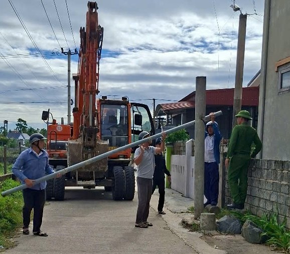 Tháo dỡ chướng ngại vật chặn ô tô né trạm BOT ở Quảng Trị
