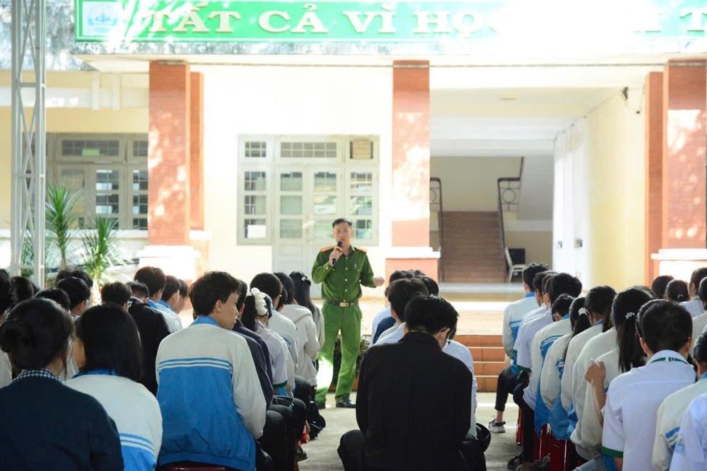 Cán bộ Công an phường Nam Gia Nghĩa tuyên truyền cho học sinh về tác hại của thuốc lá điện tử, ma túy và phòng, chống tệ nạn ma túy học đường. Ảnh Công an tỉnh Lâm Đồng.