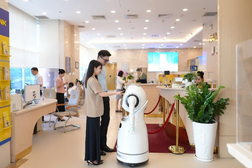 Khách hàng giao dịch tại Nam A Bank. Khách hàng giao dịch tại Nam A Bank.