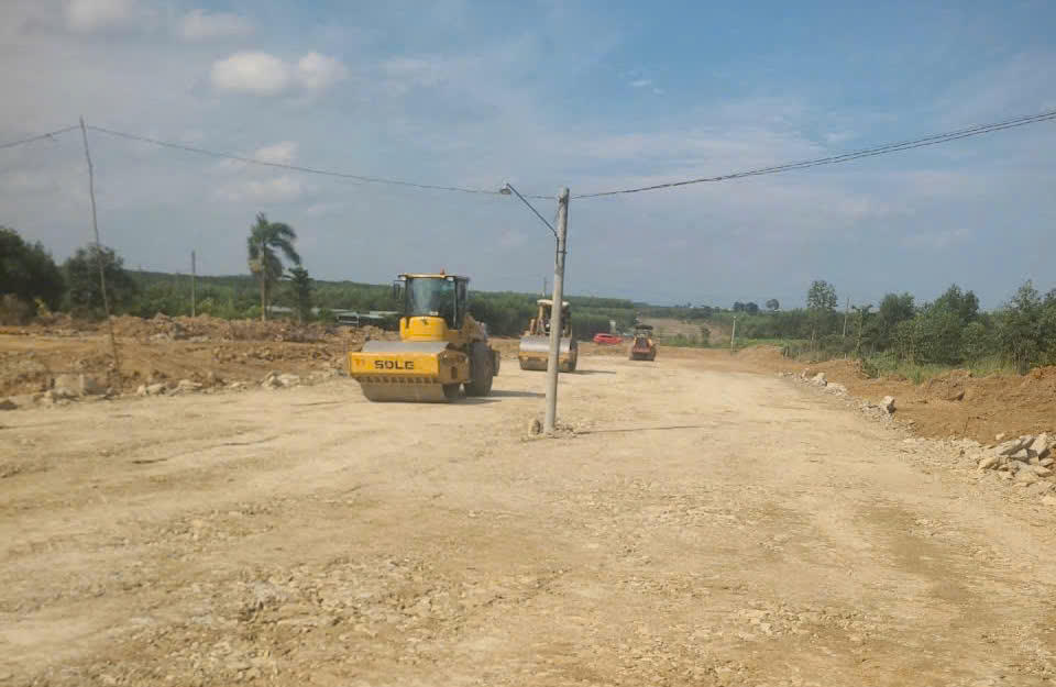 Nhà thầu huy động xe lu và thiết bị cơ giới tập trung dọn dẹp mặt bằng, thi công nền đường tại công trường dự án. Ảnh: DK
