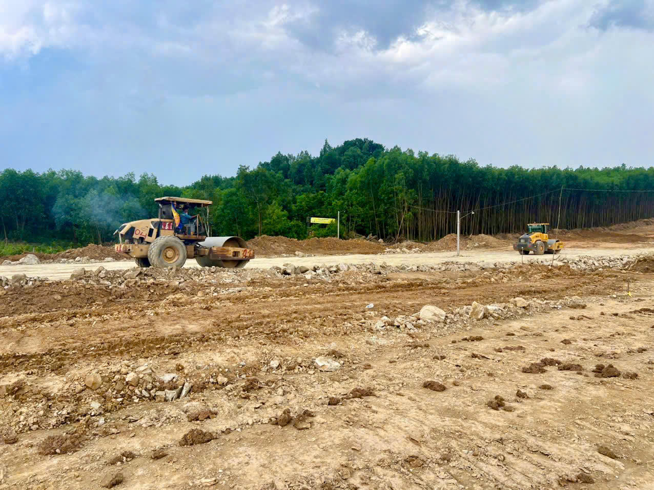 Các phương tiện, máy móc hoạt động liên tục trên phạm vi mặt bằng đã được bàn giao để đảm bảo tiến độ đề ra. Ảnh: DK