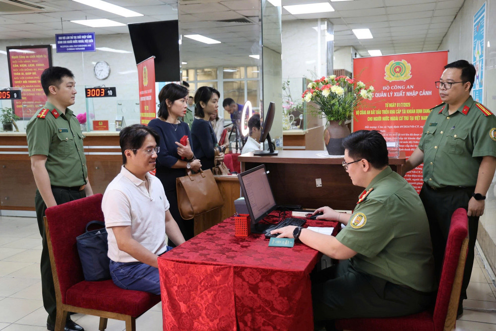 Người nước ngoài nhập cảnh hợp pháp vào Việt Nam hoặc cư trú hợp pháp tại Việt Nam được cấp tài khoản định danh điện tử. Ảnh minh họa: VGP z6760390661624e5a20d51749495f8594db0f0689fccd4-1751356259481460067362.jpg
