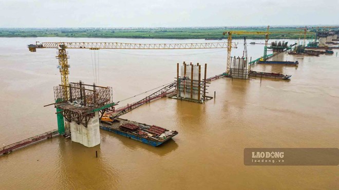 Những trụ cầu thuộc dự án Vành đai 4 lộ diện giữa sông Hồng