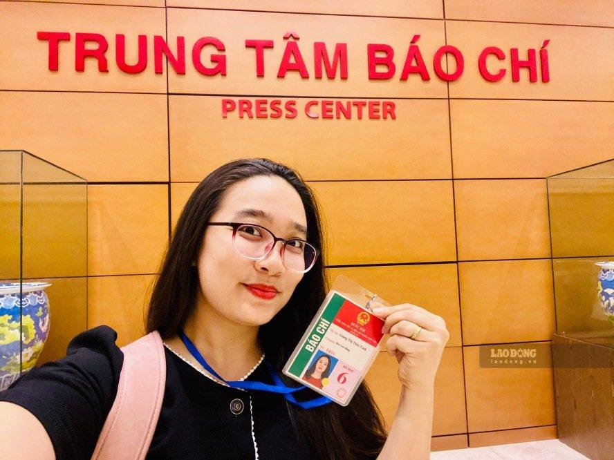 Nhà báo Giang Thùy Linh tác nghiệp tại kỳ họp Quốc hội Khóa XV. Ảnh: ĐỨC VÂN