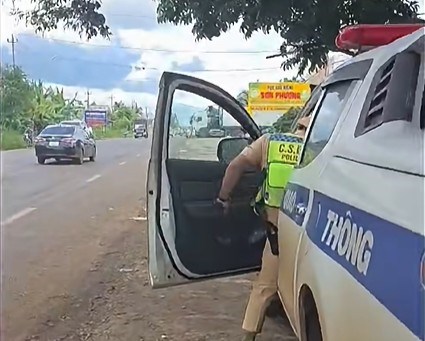 CSGT Đắk Lắk dùng xe chuyên dụng mở đường đưa người bị tai biến đi cấp cứu