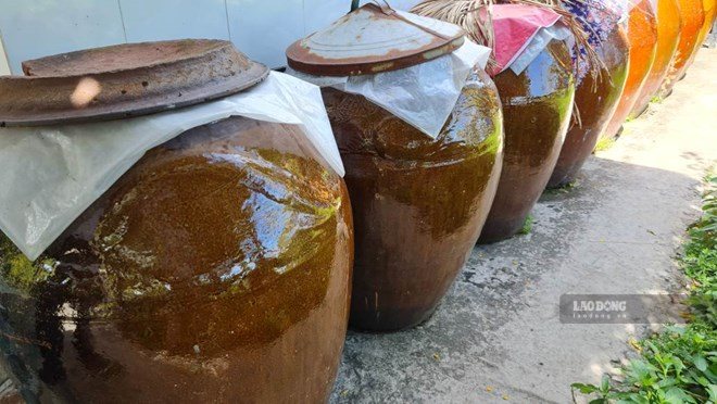 Người dân xã Biển Bạch, Cà Mau chuẩn bị dụng cụ trữ nước vào mùa khô. Ảnh: Nhật Hồ