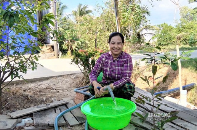 Niềm vui của người dân Biển Bạch, Cà Mau khi có nước sạch về đến tận nhà. Ảnh: Nhật Hồ.