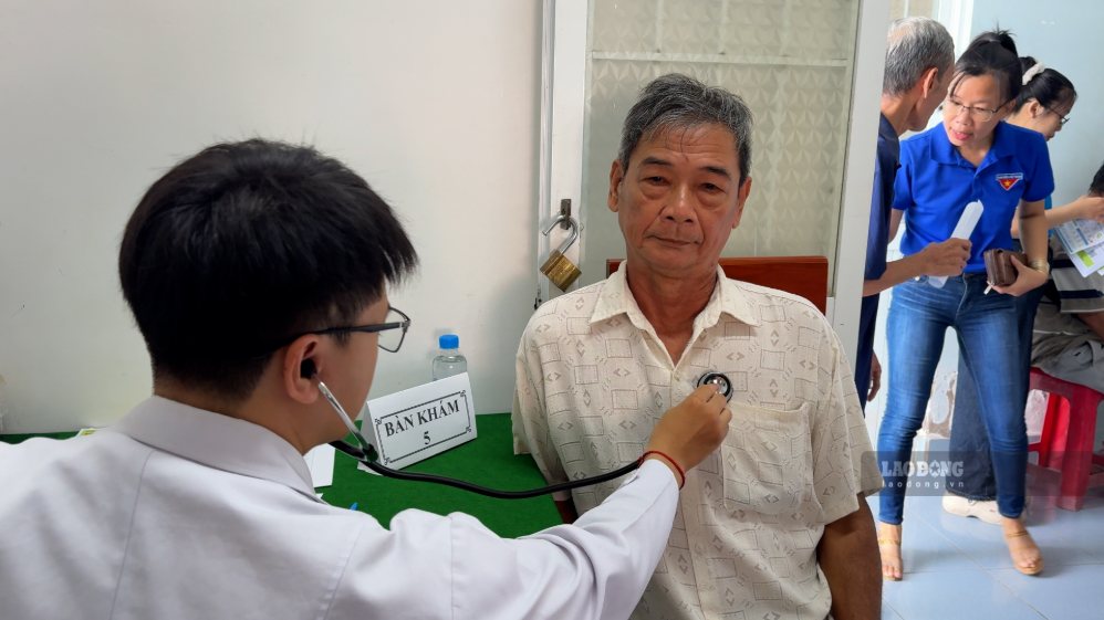 Khám sức khỏe miễn phí giúp người dân phát hiện sớm nguy cơ bệnh tật. Ảnh: Hoàng Lộc