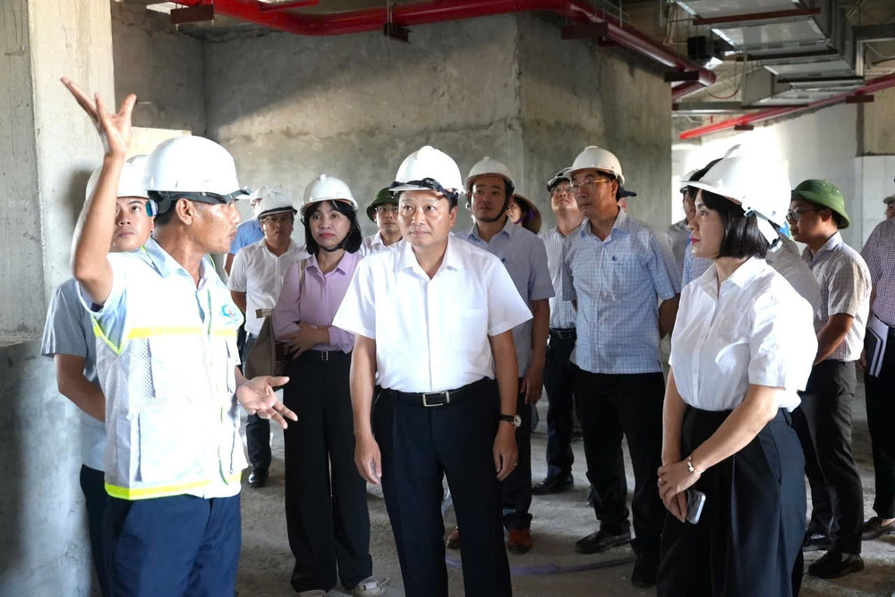 Chủ tịch UBND tỉnh Quảng Trị Lê Hồng Vinh kiểm tra tiến độ thi công, chỉ đạo đẩy nhanh hoàn thành Bệnh viện Đa khoa khu vực Quảng Ninh (cơ sở 2). 1000052173.jpg
