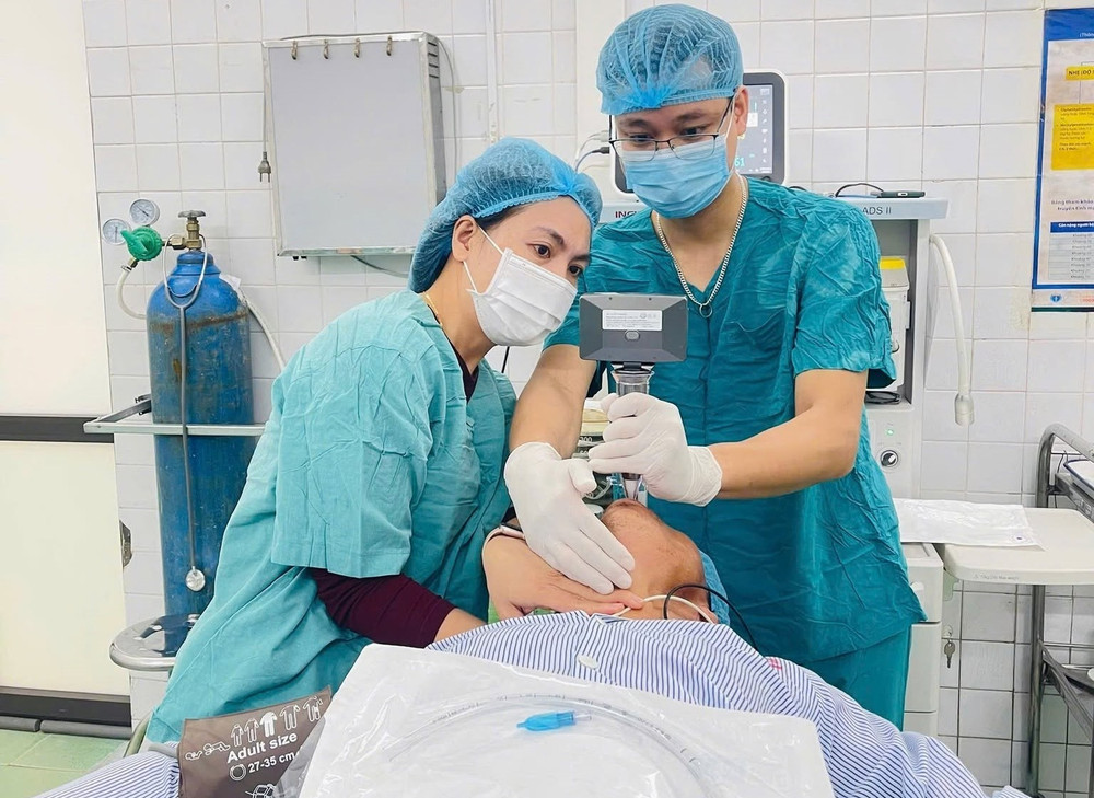 Bác sĩ Bệnh viện Đa khoa khu vực Quảng Ninh sử dụng hệ thống nội soi thanh quản gắn camera A-LRYNGO trong khám và điều trị cho người bệnh. 1000052176.jpg