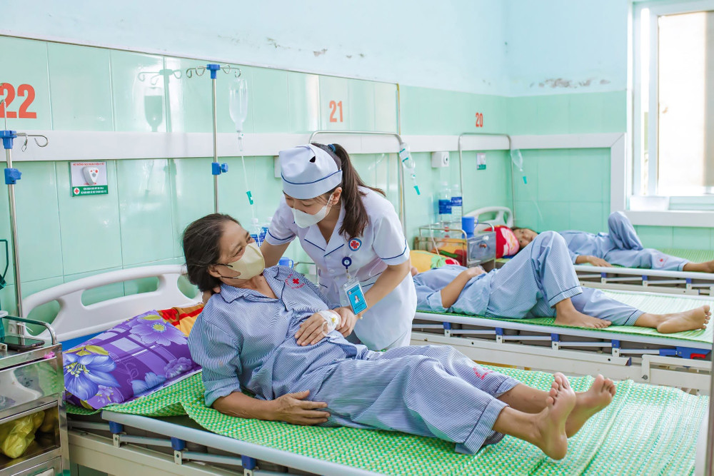 Đội ngũ y, bác sĩ Bệnh viện Đa khoa khu vực Quảng Ninh tận tình chăm sóc người bệnh, hướng tới nâng cao chất lượng dịch vụ y tế. 1000052174.jpg