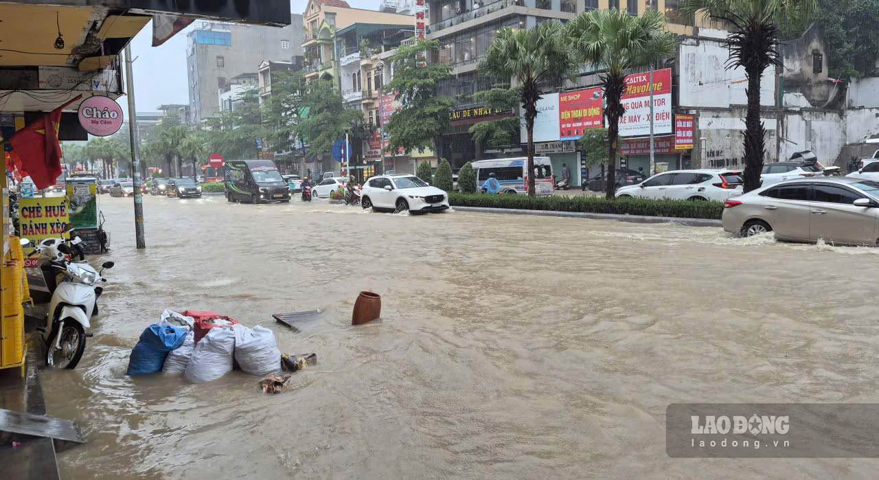 Không chỉ ở trong ngõ, mà một số tuyến phố chính ở trung tâm TP Hạ Long cũ cũng thường xuyên bị ngập do mưa lớn kéo dài. Ảnh: Nguyễn Hùng