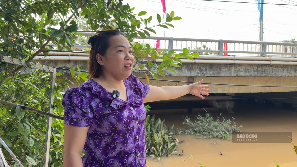 Người dân khu vực cầu Bùng Binh phản ánh tình trạng ô nhiễm, nước rạch đổi màu kéo dài, ảnh hưởng sinh hoạt và sản xuất. Ảnh: Hoàng Lộc