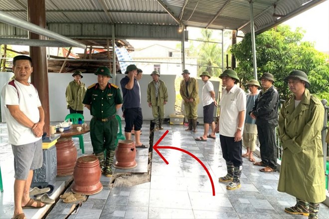 Bờ ngòi Lạt ở Phú Thọ sạt lở, nhà dân có nguy cơ đổ sập