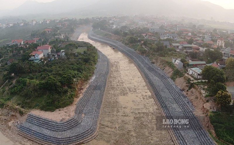 Tuyến kè được xây dựng sau đó. Ảnh: Tô Công