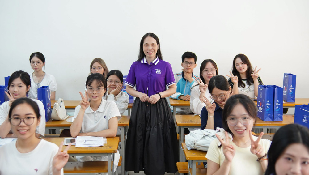 Tân sinh viên Trường Đại học Ngoại ngữ, Đại học Quốc gia Hà Nội. Ảnh: VNU 776324148-1382027226628355-2420177869412076214-n.jpg