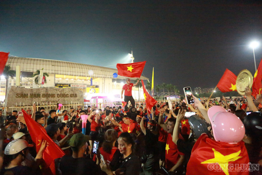 Trước đó, tại sân vận động Mỹ Đình, nhiều người vẫn nán lại sau trận đấu, cùng nhau hò reo và tận hưởng trọn vẹn niềm vui chiến thắng. clo_br_z8197014148436-885c4b836116cc5b7b35f8906027b1f5.jpg