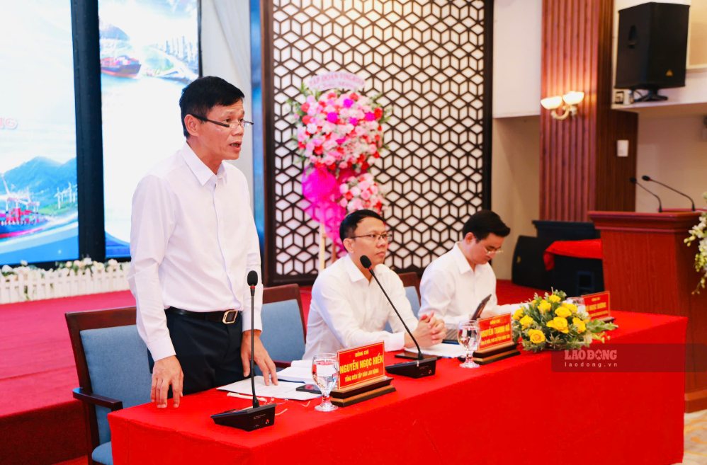 Chủ trì hội thảo có ông Nguyễn Thanh Hà - Tỉnh ủy viên, Phó Chủ tịch UBND tỉnh Khánh Hòa (giữa); ông Nguyễn Ngọc Hiển - Ủy viên Ban Thường vụ Đảng ủy Tổng Liên đoàn Lao động Việt Nam, Bí thư Đảng ủy, Tổng Biên tập Báo Lao Động (ngoài cùng, bên trái) và ông Vũ Ngọc Đương - Tỉnh ủy viên, Giám đốc Sở Giáo dục và Đào tạo tỉnh Khánh Hòa. Ảnh: Duy Tuấn
