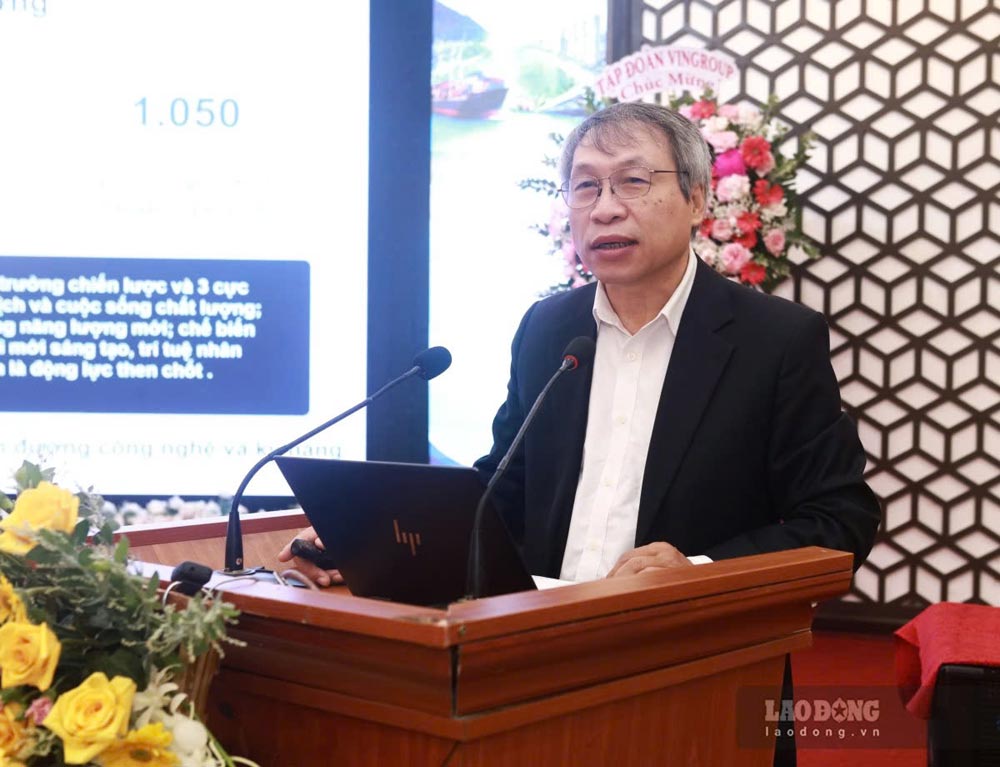 PGS.TS Bùi Quang Tuấn - Phó Chủ tịch Hội Khoa học Kinh tế Việt Nam, nguyên Viện trưởng Viện Kinh tế Việt Nam - trình bày tham luận tại hội thảo. Ảnh: Duy Tuấn