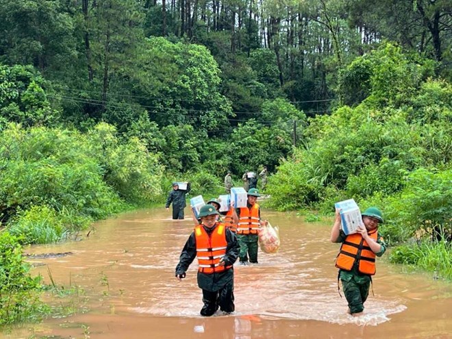 Quân đội, công an sẵn sàng lực lượng hỗ trợ nhân dân khắc phục hậu quả mưa lũ