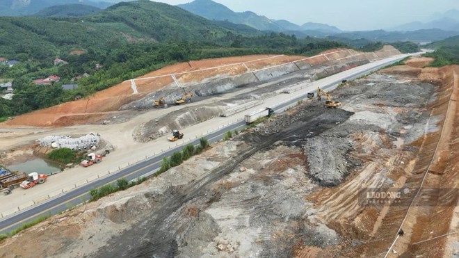Gỡ nút thắt mặt bằng đường gom cao tốc Nội Bài - Lào Cai