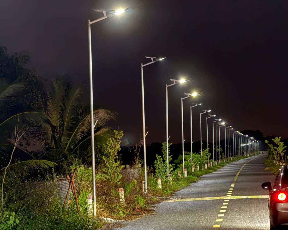 Hệ thống đèn năng lượng mặt trời trải dài thắp sáng đường quê ở xã Hiển Khánh. Ảnh: Hà Vi