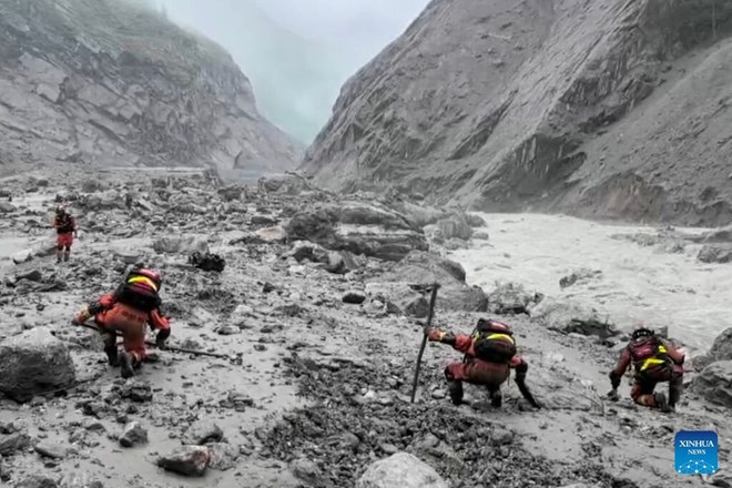 Nepal chạy đua phá hầm, còn cách nơi hơn 100 công nhân mắc kẹt 180m