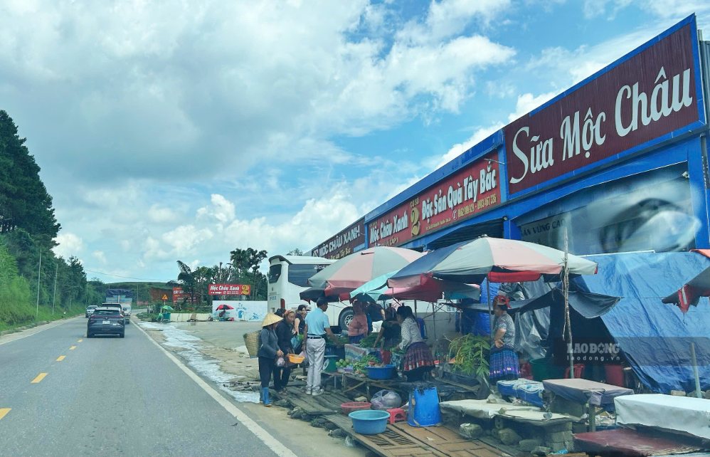 Người dân, du khách mua đồ tại các quán ven đường trên Quốc lộ 6 trong dịp nghỉ lễ 2.9. Ảnh: Minh Nguyễn