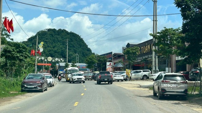 Quốc lộ 6 đông nghẹt khi dòng người đổ về Mộc Châu, Tà Xùa