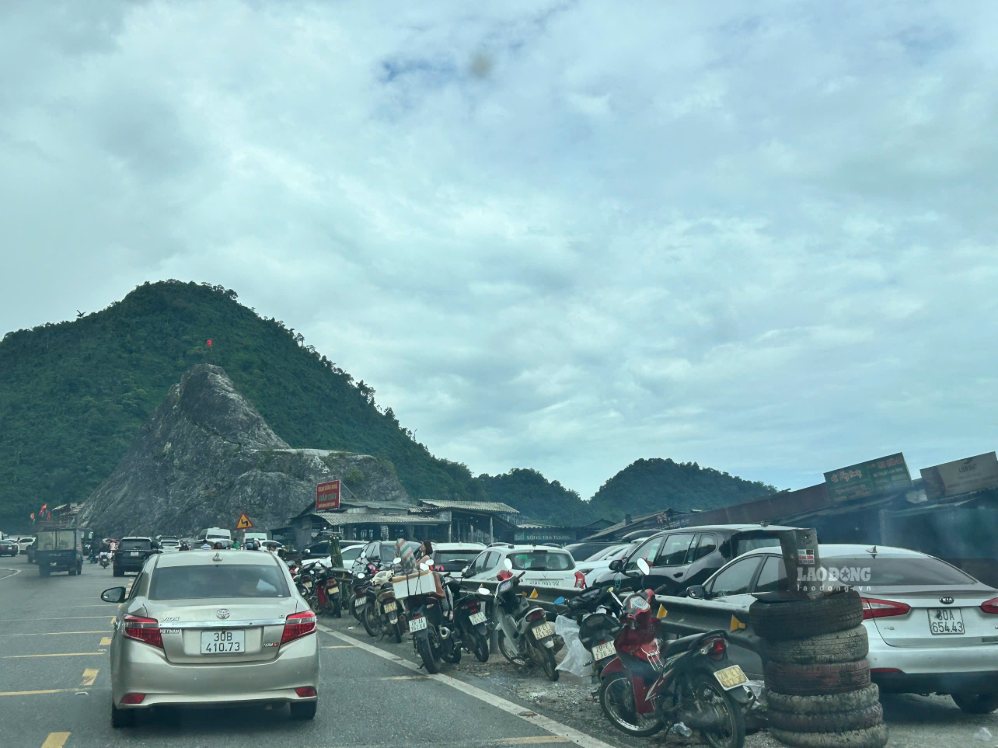 Tại các nhà hàng, quán ăn, nhiều ôtô dừng, đỗ để du khách nghỉ ngơi, dùng bữa, khiến giao thông càng thêm ùn ứ. Ảnh: Minh Nguyễn