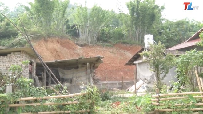 Sườn đồi nứt dài 150 m, đe dọa 9 hộ dân
