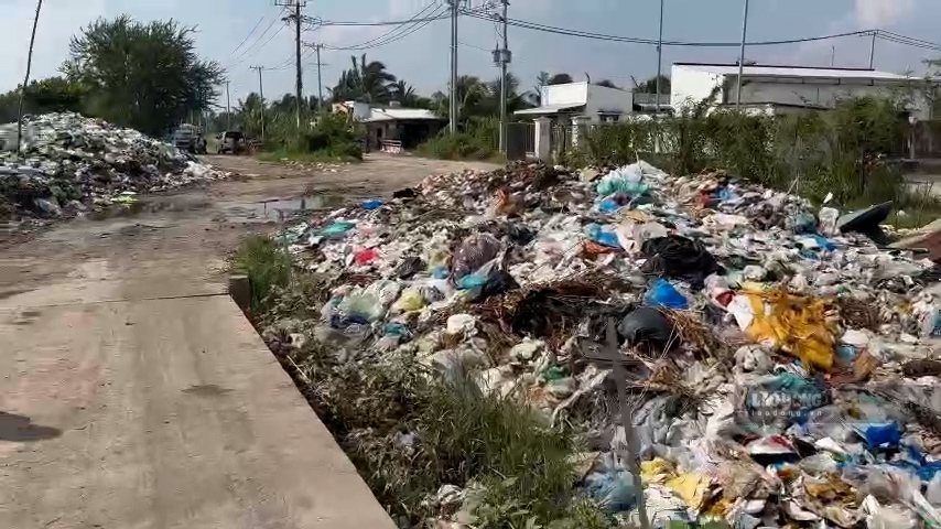 Ngày 22.8, đoàn công tác kiểm tra thực tế tình trạng rác ùn ứ tại bãi Sâm Bua sau thời gian dài quá tải. Ảnh: Hoàng Lộc