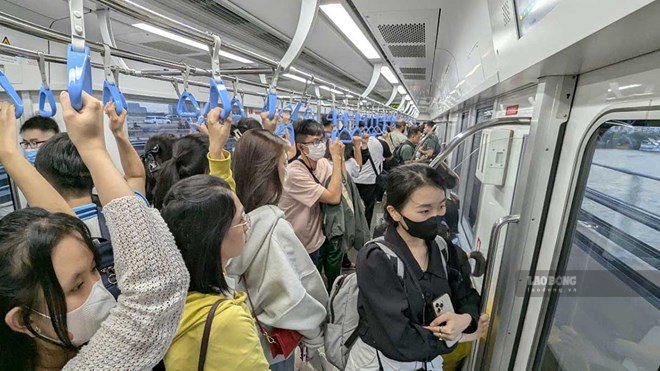 Đoàn tàu metro di chuyển từ ga Thủ Đức về trung tâm TPHCM đông kín khách. Ảnh: Anh Tú