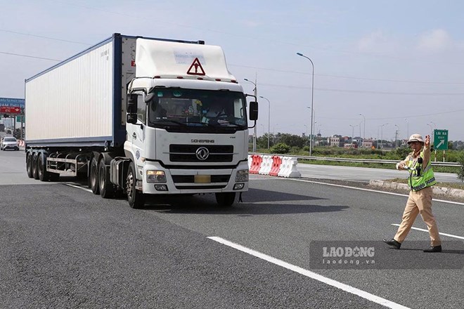 2 vị trí trên cao tốc Pháp Vân - Nghi Sơn đang được CSGT xử lý lỗi khoảng cách